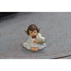 Krémszínű ülő angyalszobor szivecskével - 5 cm
