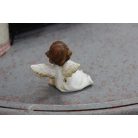 Fehér és arany színű ülő angyalszobor - 5 cm